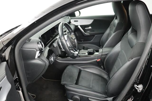 Mercedes-Benz A-KLASSE 250e AMG Night | Carplay | Stoelverwarming | Camera | Leder/Alcantara | Full LED | Sfeerverlichting | Park Assist | Navigatie