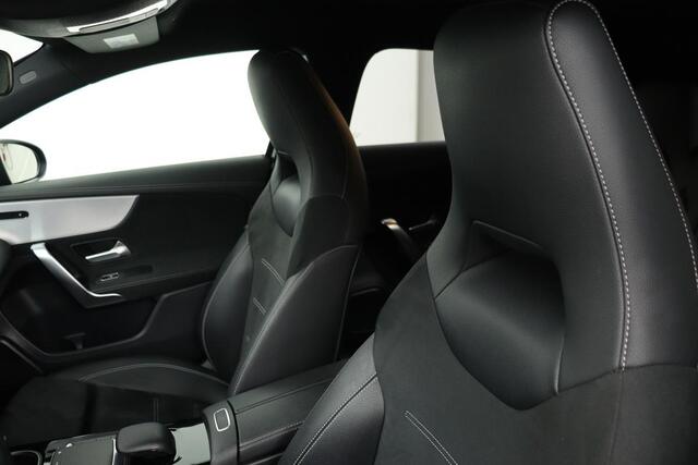 Mercedes-Benz A-KLASSE 250e AMG Night | Carplay | Stoelverwarming | Camera | Leder/Alcantara | Full LED | Sfeerverlichting | Park Assist | Navigatie