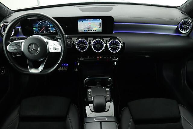 Mercedes-Benz A-KLASSE 250e AMG Night | Carplay | Stoelverwarming | Camera | Leder/Alcantara | Full LED | Sfeerverlichting | Park Assist | Navigatie