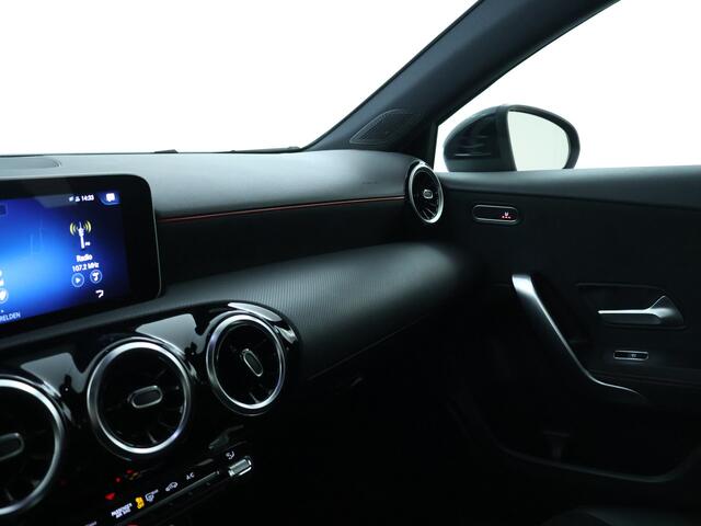 Mercedes-Benz A-KLASSE 180 AMG | AMG Line | Apple CarPlay | Licht- en zicht pakket | Achteruitrijcamera | Led koplampen | Inclusief 24 maanden MB Certified garantie voor Europa.