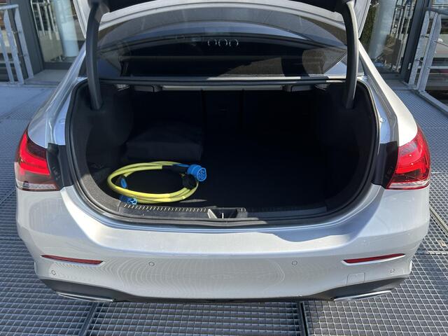 Mercedes-Benz A-KLASSE 250 e Business Solution AMG Limited | Panoramadak | Elektrisch verstelbare stoelen | Apple Carplay | Dodehoekassistent | Night Pakket