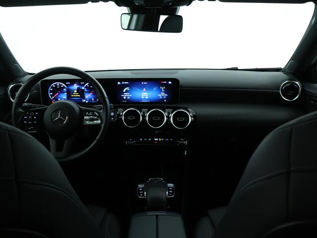 Mercedes-Benz A-KLASSE 180 Business Solution | Parkeerpakket met Camera | Stoelverwarming | Car Play | LED | Cruise Controle | Inclusief 24 maanden MB Certified garantie voor Europa.