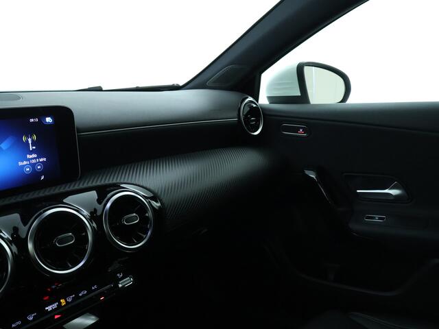 Mercedes-Benz A-KLASSE 180 Business Solution | Parkeerpakket met Camera | Stoelverwarming | Car Play | LED | Cruise Controle | Inclusief 24 maanden MB Certified garantie voor Europa.