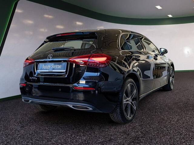 Mercedes-Benz A-KLASSE 250 e Progressive ** MULTIBEAM LED, PANORAMA, 18-inch LMV, CAMERA, WINTER ** ¤ 16.000,= onder NP - Ex MB-AG ** ** INFORMEER OOK NAAR ONZE AANTREKKELIJKE FINANCIAL-LEASE TARIEVEN **