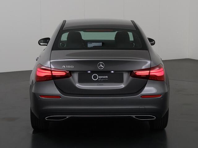 Mercedes-Benz A-KLASSE Limousine 180 Star Edition | Lederlook Bekleding | Achteruitrijcamera | Cruise Control | Digitaal Display | Metallic |