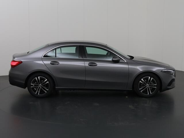 Mercedes-Benz A-KLASSE Limousine 180 Star Edition | Lederlook Bekleding | Achteruitrijcamera | Cruise Control | Digitaal Display | Metallic |