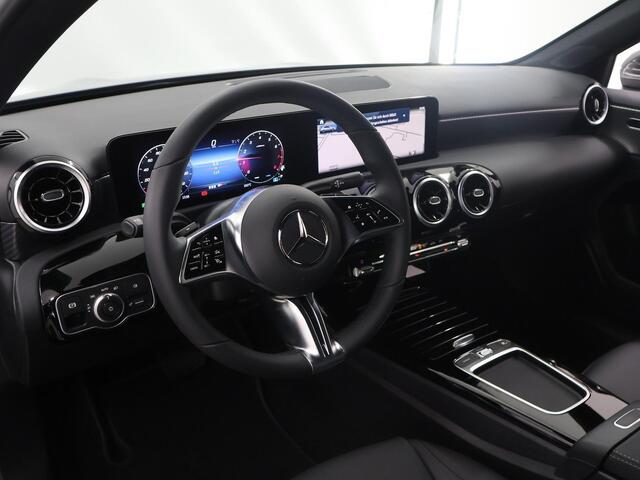 Mercedes-Benz A-KLASSE Limousine 180 Star Edition | Lederlook Bekleding | Achteruitrijcamera | Cruise Control | Digitaal Display | Metallic |