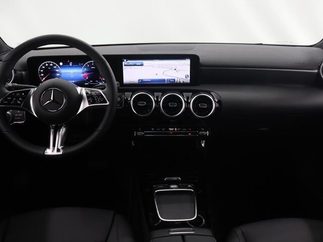 Mercedes-Benz A-KLASSE Limousine 180 Star Edition | Lederlook Bekleding | Achteruitrijcamera | Cruise Control | Digitaal Display | Metallic |
