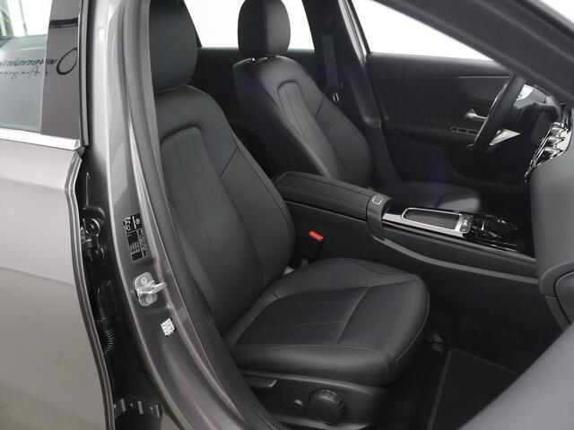 Mercedes-Benz A-KLASSE Limousine 180 Star Edition | Lederlook Bekleding | Achteruitrijcamera | Cruise Control | Digitaal Display | Metallic |