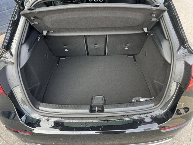 Mercedes-Benz A-KLASSE 180 Star Edition Luxury Line | Panoramadak | Apple CarPlay | Android Auto | Sfeerverlichting | Stoelverwarming | Achteruitrijcamera | Parkeersensoren | Elektrisch Inklapbare Buitenspiegels | Showmodel