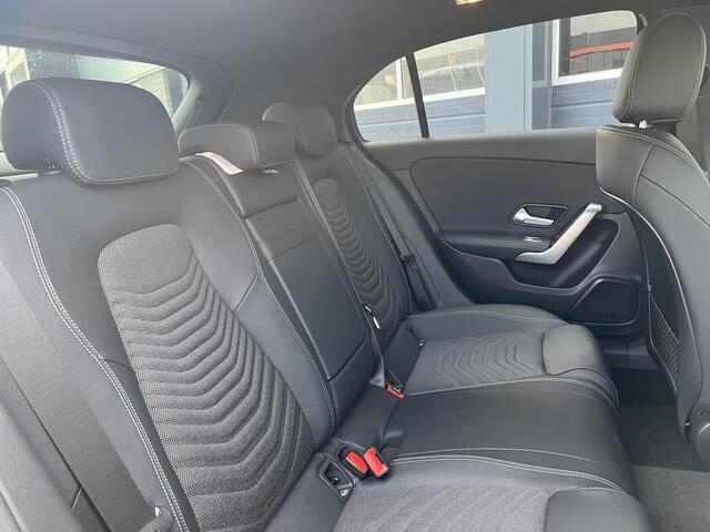 Mercedes-Benz A-KLASSE 180 Star Edition Luxury Line | Panoramadak | Apple CarPlay | Android Auto | Sfeerverlichting | Stoelverwarming | Achteruitrijcamera | Parkeersensoren | Elektrisch Inklapbare Buitenspiegels | Showmodel