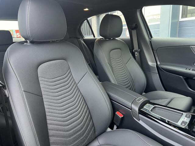 Mercedes-Benz A-KLASSE 180 Star Edition Luxury Line | Panoramadak | Apple CarPlay | Android Auto | Sfeerverlichting | Stoelverwarming | Achteruitrijcamera | Parkeersensoren | Elektrisch Inklapbare Buitenspiegels | Showmodel
