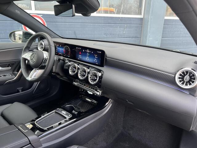 Mercedes-Benz A-KLASSE 180 Star Edition Luxury Line | Panoramadak | Apple CarPlay | Android Auto | Sfeerverlichting | Stoelverwarming | Achteruitrijcamera | Parkeersensoren | Elektrisch Inklapbare Buitenspiegels | Showmodel