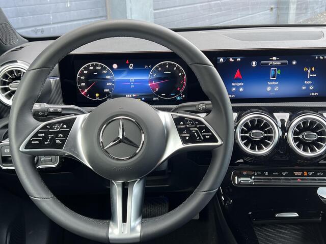 Mercedes-Benz A-KLASSE 180 Star Edition Luxury Line | Panoramadak | Apple CarPlay | Android Auto | Sfeerverlichting | Stoelverwarming | Achteruitrijcamera | Parkeersensoren | Elektrisch Inklapbare Buitenspiegels | Showmodel