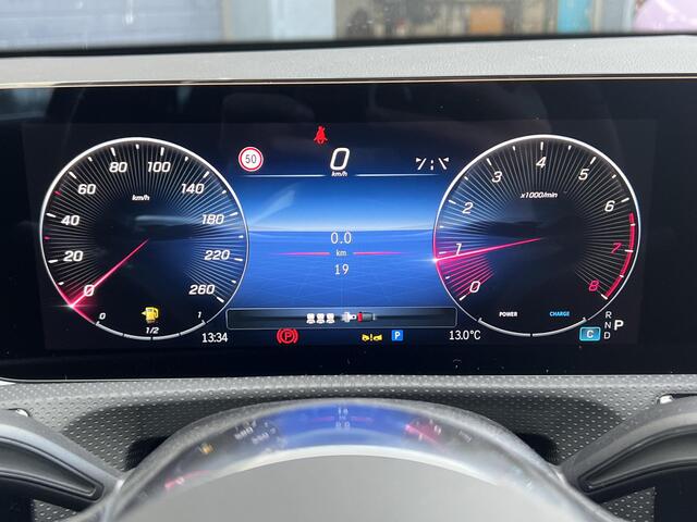 Mercedes-Benz A-KLASSE 180 Star Edition Luxury Line | Panoramadak | Apple CarPlay | Android Auto | Sfeerverlichting | Stoelverwarming | Achteruitrijcamera | Parkeersensoren | Elektrisch Inklapbare Buitenspiegels | Showmodel