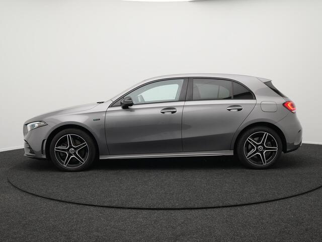 Mercedes-Benz A-KLASSE 250 e AMG Night Plug in Hybrid 218pk PHEV | Alcantara Sportstoelen | Widescreen Navi | Sfeerverlichting | Navigatie | Apple Carplay | Camera | DAB | Stoelverwarming |