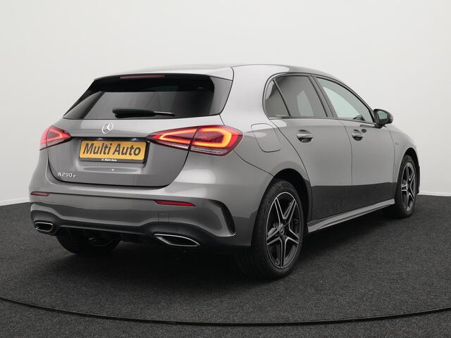 Mercedes-Benz A-KLASSE 250 e AMG Night Plug in Hybrid 218pk PHEV | Alcantara Sportstoelen | Widescreen Navi | Sfeerverlichting | Navigatie | Apple Carplay | Camera | DAB | Stoelverwarming |