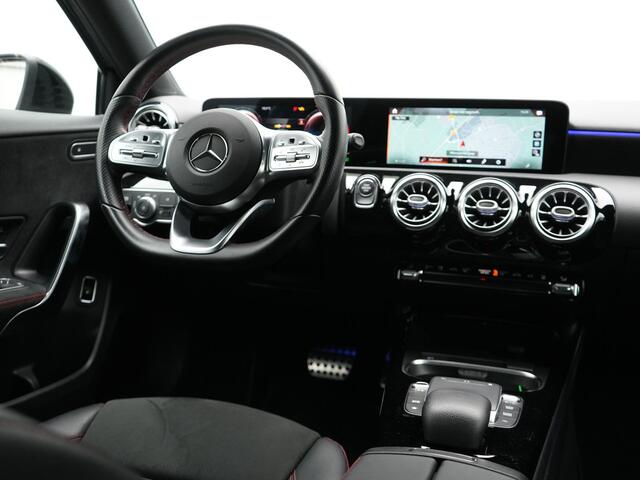 Mercedes-Benz A-KLASSE 250 e AMG Night Plug in Hybrid 218pk PHEV | Alcantara Sportstoelen | Widescreen Navi | Sfeerverlichting | Navigatie | Apple Carplay | Camera | DAB | Stoelverwarming |