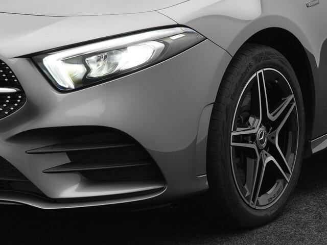 Mercedes-Benz A-KLASSE 250 e AMG Night Plug in Hybrid 218pk PHEV | Alcantara Sportstoelen | Widescreen Navi | Sfeerverlichting | Navigatie | Apple Carplay | Camera | DAB | Stoelverwarming |