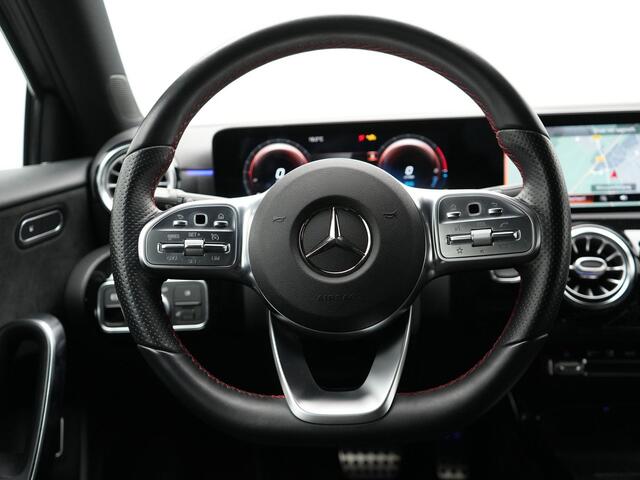 Mercedes-Benz A-KLASSE 250 e AMG Night Plug in Hybrid 218pk PHEV | Alcantara Sportstoelen | Widescreen Navi | Sfeerverlichting | Navigatie | Apple Carplay | Camera | DAB | Stoelverwarming |