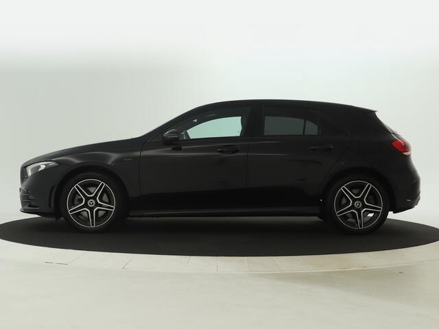 Mercedes-Benz A-KLASSE 250 e AMG Plug-In Hybride | AMG Styling | Night Pakket | Sfeerverlichting | Dodehoek Assist | Achteruitrijcamera | Inclusief 24 maanden MB Certified garantie voor Europa.