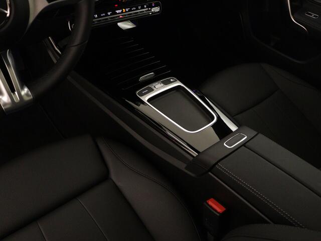 Mercedes-Benz A-KLASSE 250 e Luxury Nightpakket | Panoramaschuifdak | Bumester Sound | 360 Gr Camera | Dode Hoek Ass | Car Play | Extra USB-poorten | Burmester surround sound system | Parkeerpakket met 360°-camera |