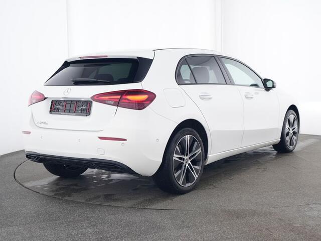 Mercedes-Benz A-KLASSE 250 e Plug-In Hybride | Panorama Schuif-Kanteldak | Night Pakket | 11 kW Laden | Stuur en Stoelverwarming | Inclusief 24 maanden MB Certified garantie voor Europa.