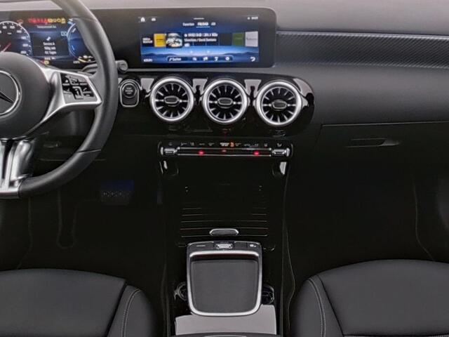 Mercedes-Benz A-KLASSE 250 e Plug-In Hybride | Panorama Schuif-Kanteldak | Night Pakket | 11 kW Laden | Stuur en Stoelverwarming | Inclusief 24 maanden MB Certified garantie voor Europa.