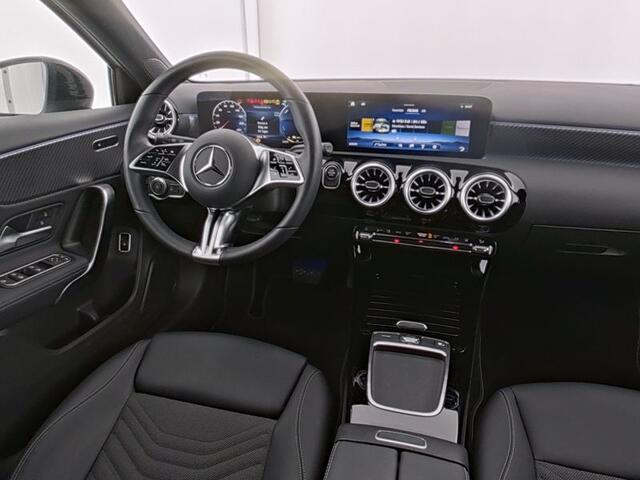 Mercedes-Benz A-KLASSE 250 e Plug-In Hybride | Panorama Schuif-Kanteldak | Night Pakket | 11 kW Laden | Stuur en Stoelverwarming | Inclusief 24 maanden MB Certified garantie voor Europa.