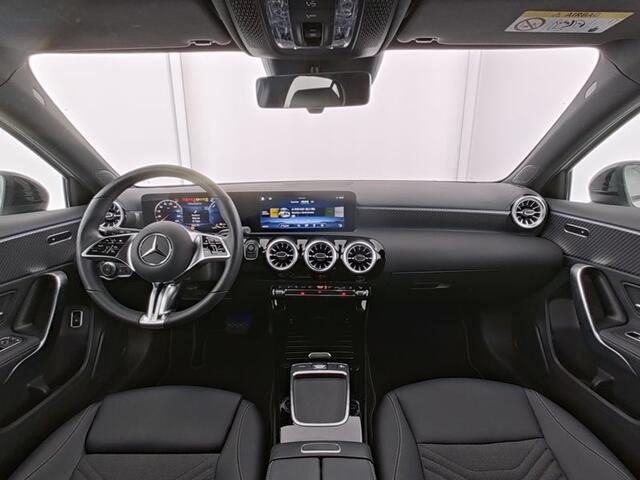 Mercedes-Benz A-KLASSE 250 e Plug-In Hybride | Panorama Schuif-Kanteldak | Night Pakket | 11 kW Laden | Stuur en Stoelverwarming | Inclusief 24 maanden MB Certified garantie voor Europa.