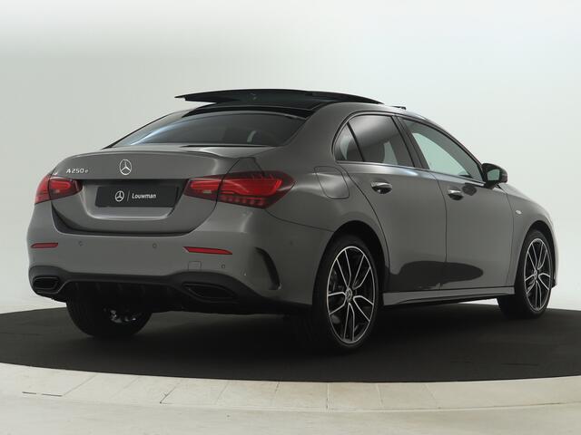 Mercedes-Benz A-KLASSE 250 e Business Solution AMG | Trekhaak | Nightpakket | Premium Plus pakket | Parkeerpakket met 360°-camera | Dodehoekassistent | KEYLESS GO-comfortpakket | Extra USB-poorten | Spiegelpakket | Head-up display |