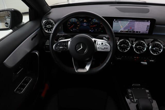 Mercedes-Benz A-KLASSE 180 Business Solution AMG | Stoelverwarming | Carplay | Camera | Sfeerverlichting | Navigatie | Full LED | Leder/Alcantara | Widescreen