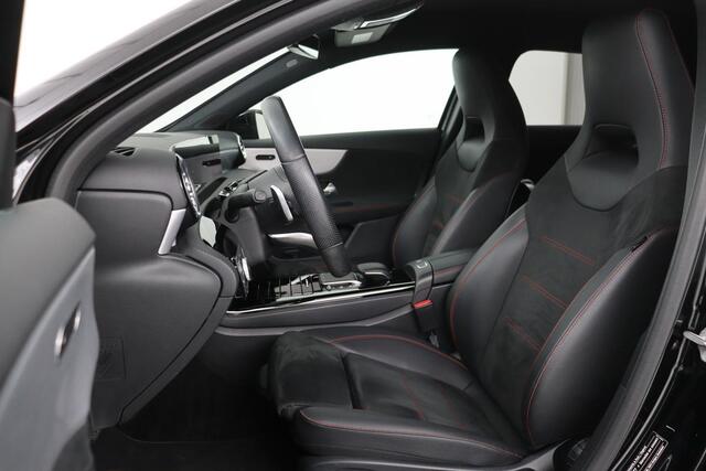 Mercedes-Benz A-KLASSE 180 Business Solution AMG | Stoelverwarming | Carplay | Camera | Sfeerverlichting | Navigatie | Full LED | Leder/Alcantara | Widescreen