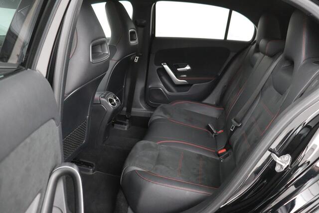 Mercedes-Benz A-KLASSE 180 Business Solution AMG | Stoelverwarming | Carplay | Camera | Sfeerverlichting | Navigatie | Full LED | Leder/Alcantara | Widescreen