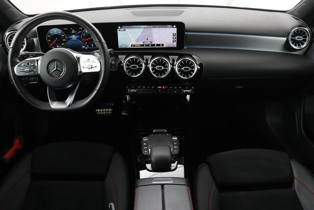 Mercedes-Benz A-KLASSE 180 Business Solution AMG | Stoelverwarming | Carplay | Camera | Sfeerverlichting | Navigatie | Full LED | Leder/Alcantara | Widescreen