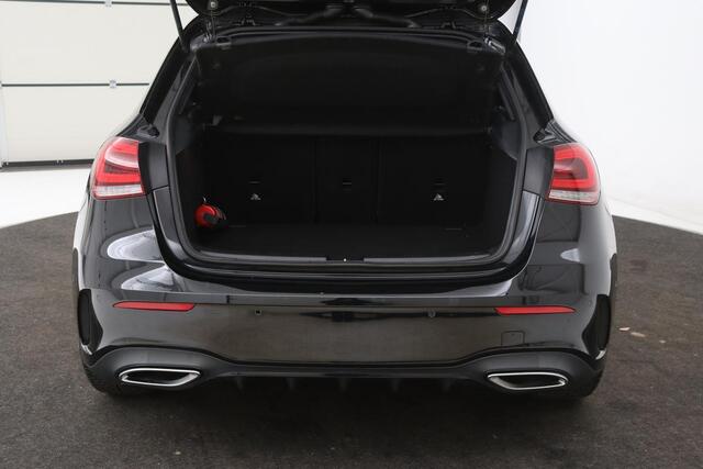Mercedes-Benz A-KLASSE 180 Business Solution AMG | Stoelverwarming | Carplay | Camera | Sfeerverlichting | Navigatie | Full LED | Leder/Alcantara | Widescreen