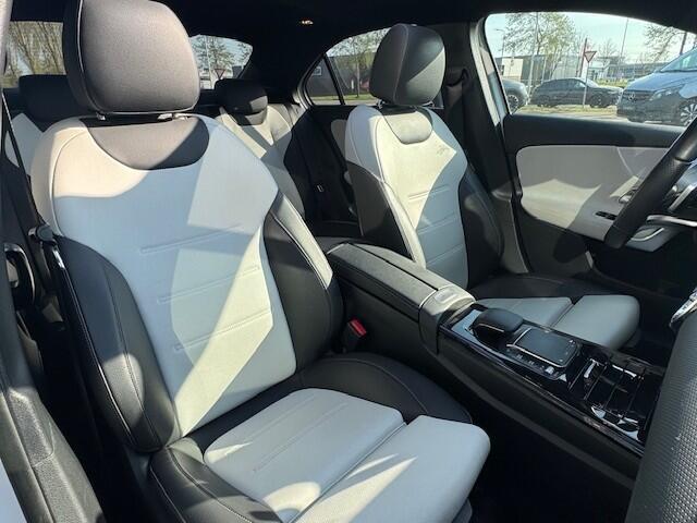 Mercedes-Benz A-KLASSE 250 e Business Solution AMG Limited l Panoramaschuifdak l DISTRONIC PLUS l Trekhaak l l Memory stoelen l 360 camera l Sfeerverlichting l Apple CarPlay l Leder l Stoelverwarming l Widescreen l Sfeerverlichting l Airco l LED l Keyless GO l