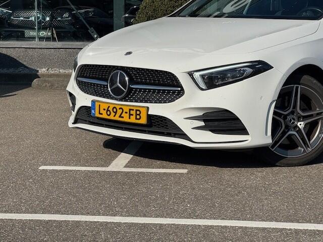 Mercedes-Benz A-KLASSE 250 e Business Solution AMG Limited l Panoramaschuifdak l DISTRONIC PLUS l Trekhaak l l Memory stoelen l 360 camera l Sfeerverlichting l Apple CarPlay l Leder l Stoelverwarming l Widescreen l Sfeerverlichting l Airco l LED l Keyless GO l