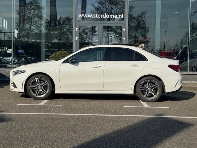 Mercedes-Benz A-KLASSE 250 e Business Solution AMG Limited l Panoramaschuifdak l DISTRONIC PLUS l Trekhaak l l Memory stoelen l 360 camera l Sfeerverlichting l Apple CarPlay l Leder l Stoelverwarming l Widescreen l Sfeerverlichting l Airco l LED l Keyless GO l