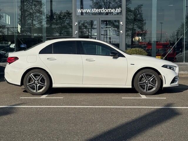 Mercedes-Benz A-KLASSE 250 e Business Solution AMG Limited l Panoramaschuifdak l DISTRONIC PLUS l Trekhaak l l Memory stoelen l 360 camera l Sfeerverlichting l Apple CarPlay l Leder l Stoelverwarming l Widescreen l Sfeerverlichting l Airco l LED l Keyless GO l