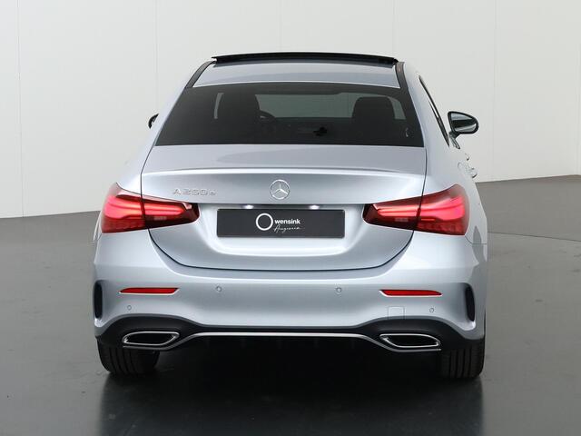 Mercedes-Benz A-KLASSE Limousine 250 e Business Solution AMG Line | Panorama-dak | Smartphone integratie | MULTIBEAM | Keyless access & start |