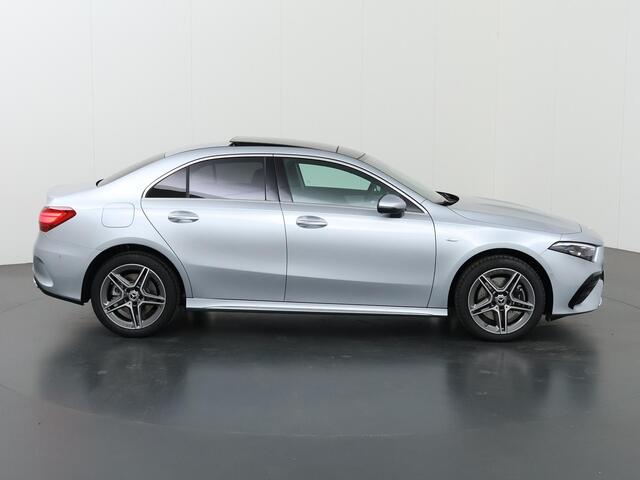 Mercedes-Benz A-KLASSE Limousine 250 e Business Solution AMG Line | Panorama-dak | Smartphone integratie | MULTIBEAM | Keyless access & start |