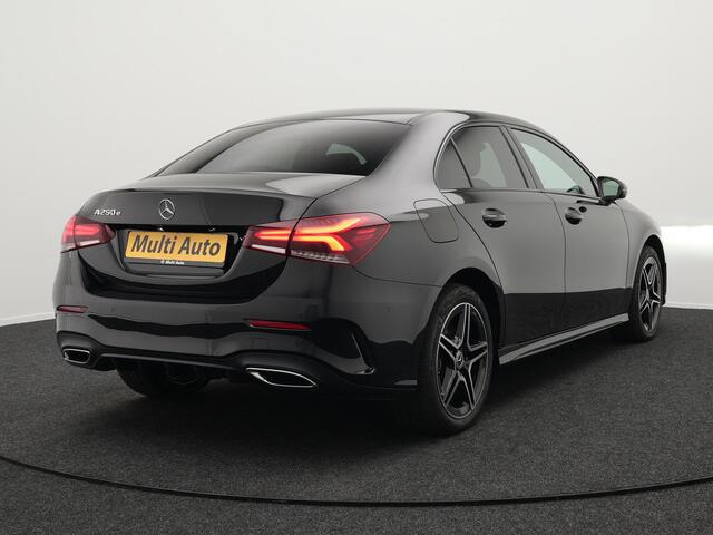 Mercedes-Benz A-KLASSE 250 e AMG Plug In Hybrid PHEV | Sfeerverlichting | Carplay | Alcantara Sportstoelen Verwarmd | Camera | Sportstuur |