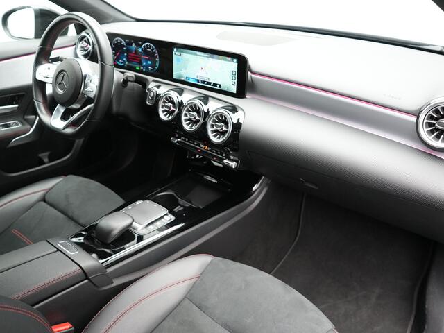 Mercedes-Benz A-KLASSE 250 e AMG Plug In Hybrid PHEV | Sfeerverlichting | Carplay | Alcantara Sportstoelen Verwarmd | Camera | Sportstuur |