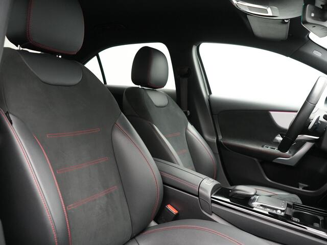 Mercedes-Benz A-KLASSE 250 e AMG Plug In Hybrid PHEV | Sfeerverlichting | Carplay | Alcantara Sportstoelen Verwarmd | Camera | Sportstuur |