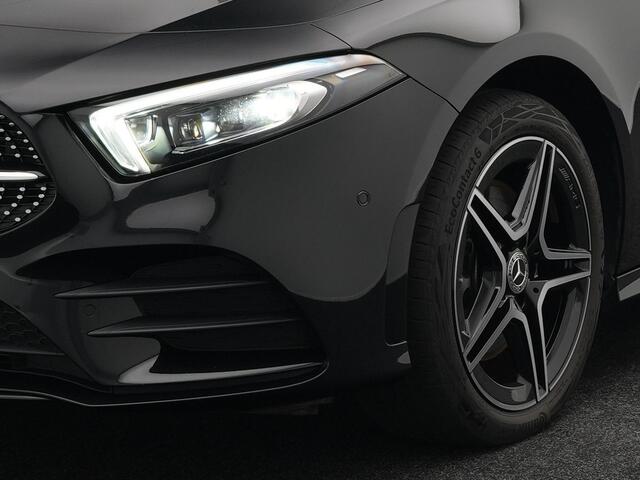 Mercedes-Benz A-KLASSE 250 e AMG Plug In Hybrid PHEV | Sfeerverlichting | Carplay | Alcantara Sportstoelen Verwarmd | Camera | Sportstuur |