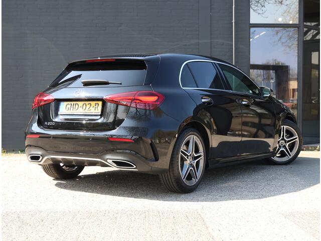 Mercedes-Benz A-KLASSE 200 AMG Line 174PK | Alcantara | SFEERVERLICHTING | Distronic | Camera | Volledig LED | Keyless | Stoelverwarming | Navigatie | Privacy Glass |