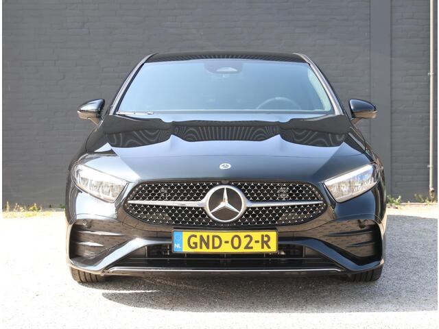 Mercedes-Benz A-KLASSE 200 AMG Line 174PK | Alcantara | SFEERVERLICHTING | Distronic | Camera | Volledig LED | Keyless | Stoelverwarming | Navigatie | Privacy Glass |