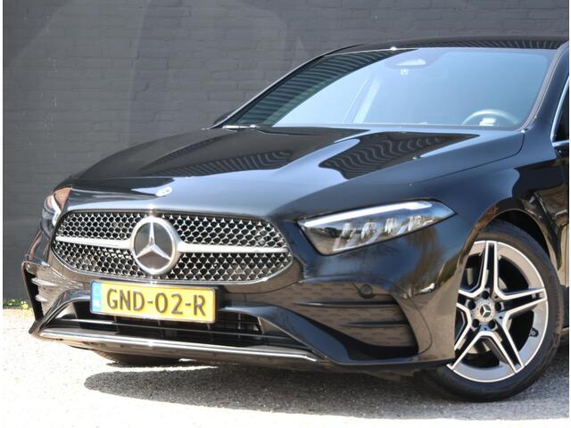 Mercedes-Benz A-KLASSE 200 AMG Line 174PK | Alcantara | SFEERVERLICHTING | Distronic | Camera | Volledig LED | Keyless | Stoelverwarming | Navigatie | Privacy Glass |