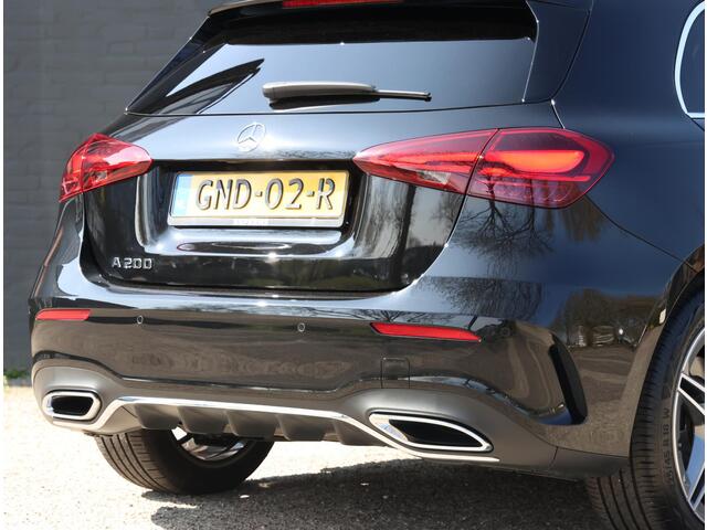 Mercedes-Benz A-KLASSE 200 AMG Line 174PK | Alcantara | SFEERVERLICHTING | Distronic | Camera | Volledig LED | Keyless | Stoelverwarming | Navigatie | Privacy Glass |